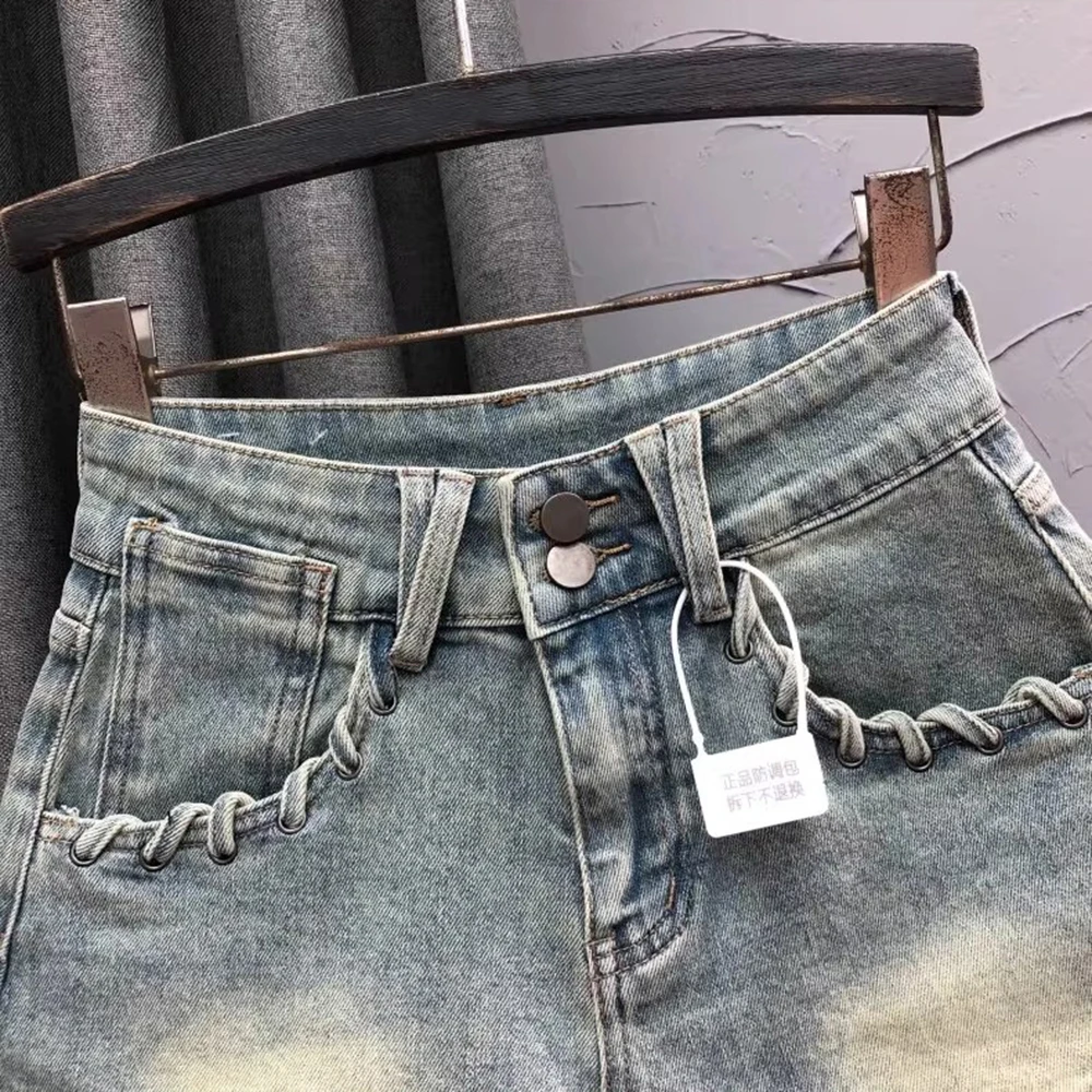 Pantaloncini di jeans vintage 2025 Nuovi pantaloncini a tre divisioni con design a tasca grande in corda intrecciata cava per jeans estivi sexy da donna
