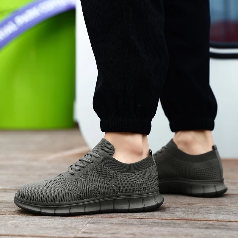 

Мужская универсальная повседневная обувь. Удобная плоская подошва с дышащей сетчатой верхней частью. Идеально подходит для повседневного использования и отдыха.