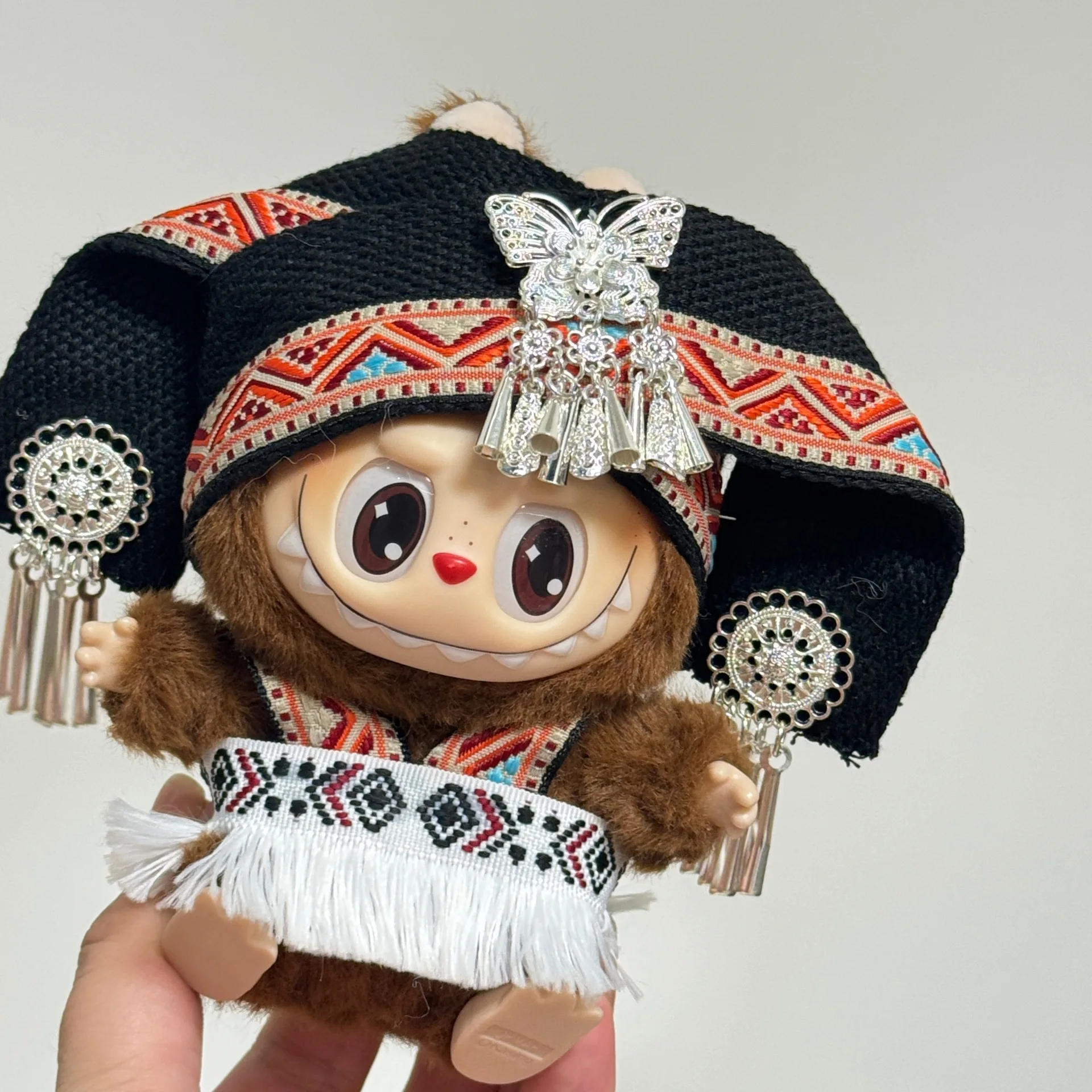 

Cute Mini Labubu Zhuang Ethnic Outfit 17cm Dolls Sitting Party Clothing Silver Accessories