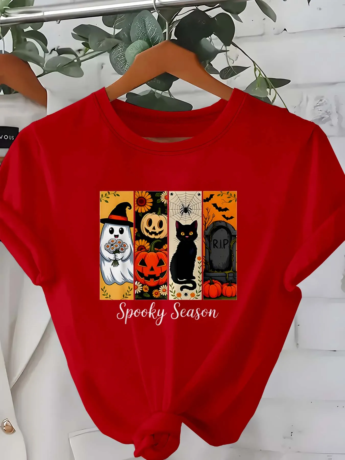 

Коллекция одежды на Хэллоуин больших размеров, демонстрирующий призрак с цветами, тыква, черный кот и мотивы надгробия для эстетического сезона