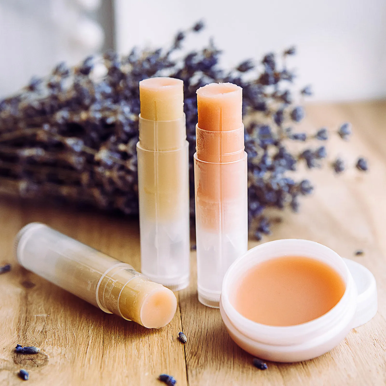 50 stuks transparante lippenbalsembuizen, lege container met dop voor doe-het-zelf-lippenstiftopslag, push-up wielmechanisme ontwerp