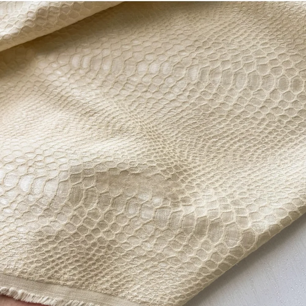 

Жаккардовая ткань с тиснением из змеиной кожи для верхней одежды, креативная модная одежда, дизайнерские ткани, материал для шитья своими руками на метр, ткань