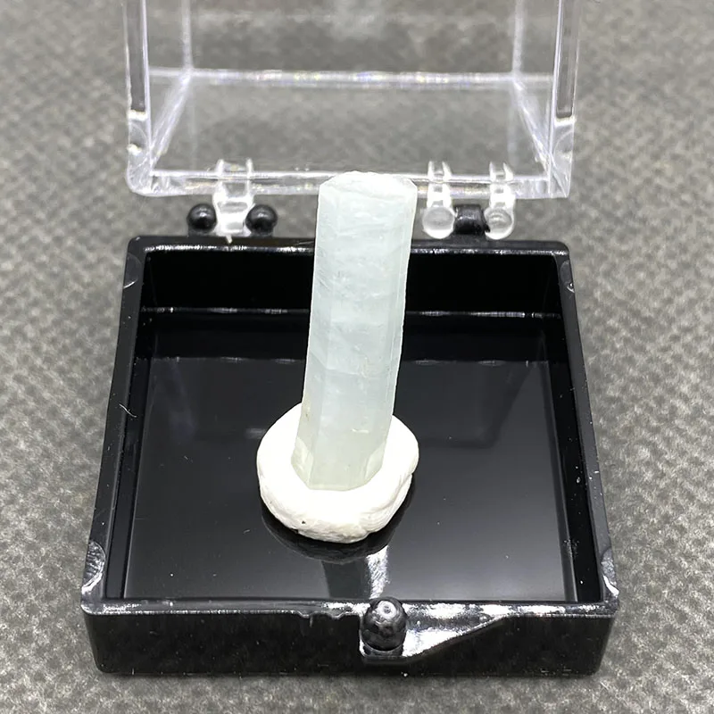 عينة معدنية كريستالية للشفاء الخام من الزبرجد الباكستاني الطبيعي 100% + حجم الصندوق: 35*35*35 مللي متر