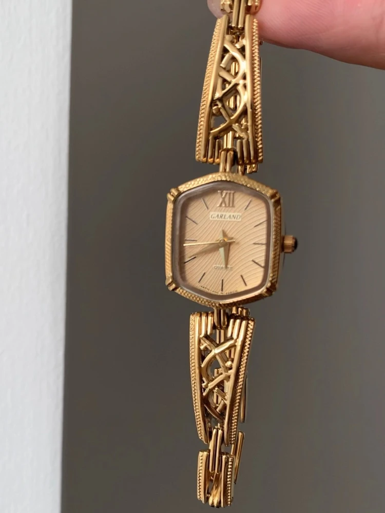 

Women Quartz Watch French Court Hollow Niche Design High Sense Exquisite Temperament Fashion Ladies Bracelet Watch Luxury