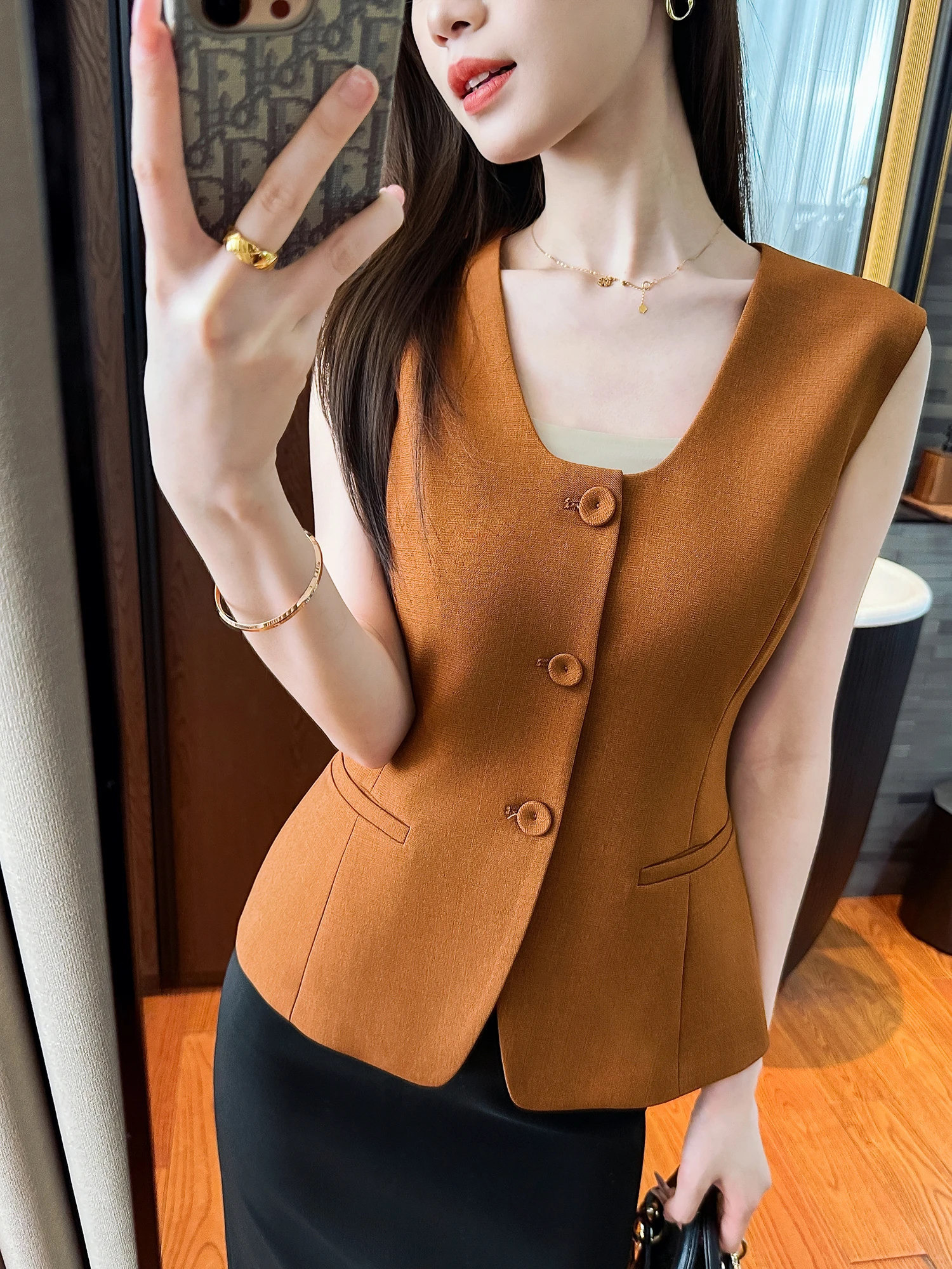 

Элегантный и изысканный карамельный жилет для женщин, незаменимый элемент офисного гардероба, для поездок на работу, стандартный крой, V-образный вырез.