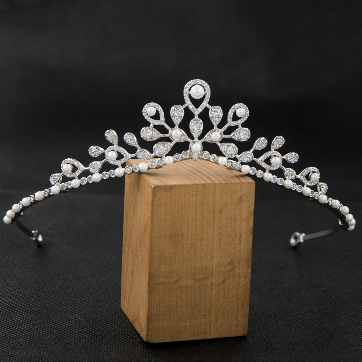 Korean Style Simple Sweet Pearl Cubic Zirconia Princess Tiara Diadem Bridal Wedding Hair Jewelry Accessories Hairpieces CH10343A