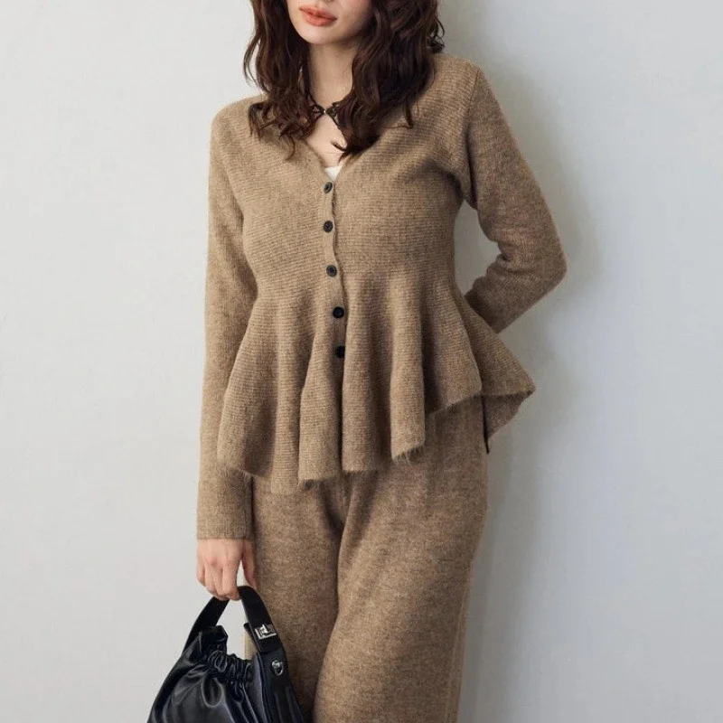 

Трикотажный комплект из топа с V-образным вырезом и рюшами и брюк: элегантный, мягкий, повседневный, шикарный наряд для женщин – идеально для офиса, свиданий, путешествий, лета, в подарок