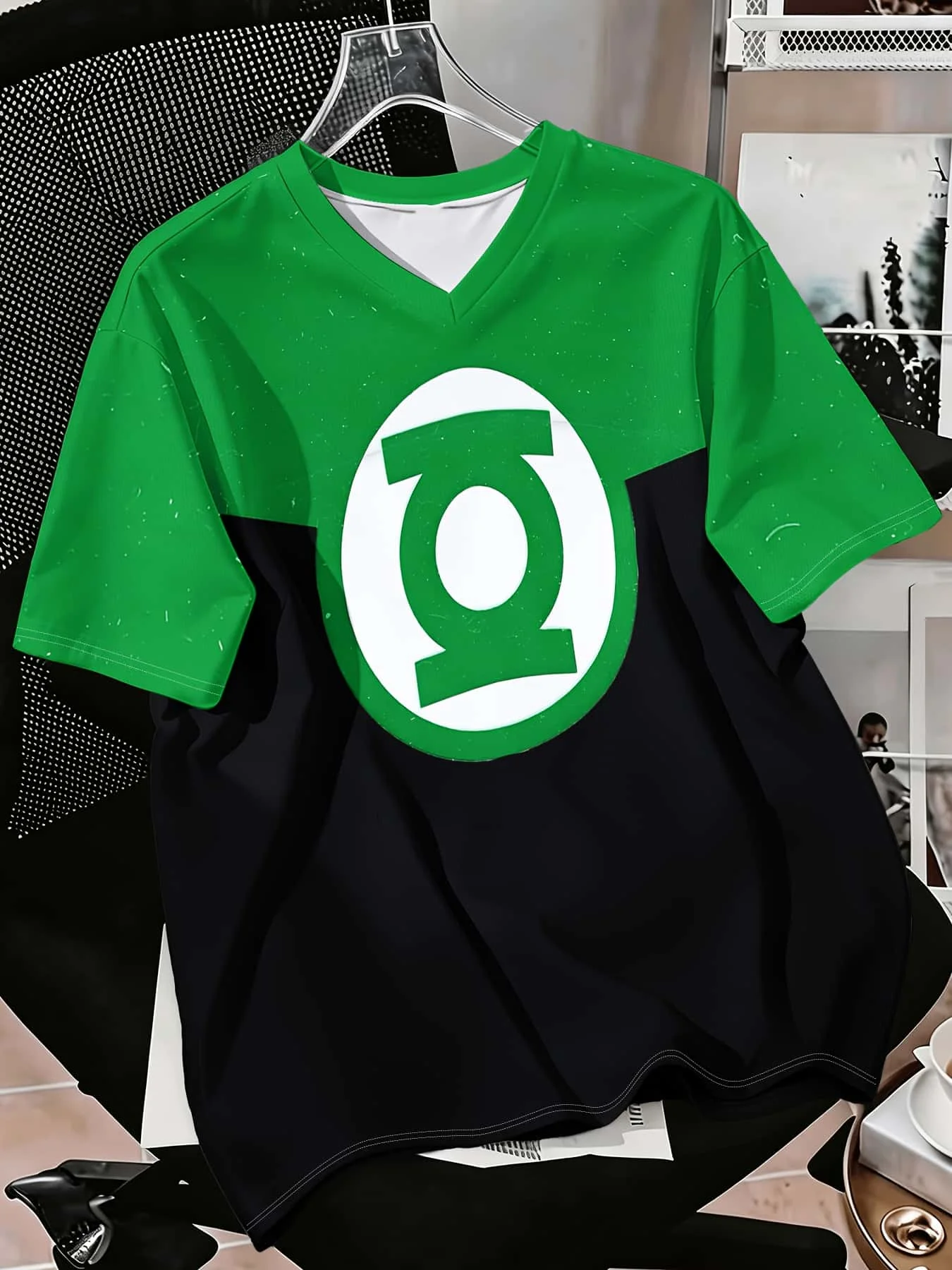 Green and Black Square V-neck T-shirt with Abstract Circular Symbol Print, Neutral Short Sleeved Casual Role-playing T-shirt