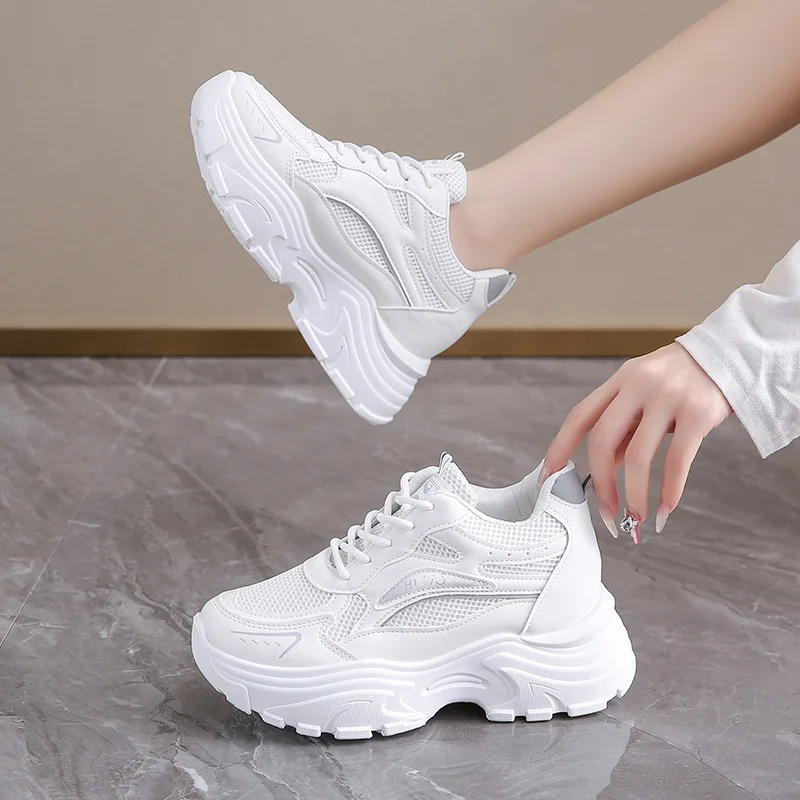 أحذية رياضية للأب شبكية قابلة للتنفس 2025 منصة صيفية نعل لزيادة الارتفاع وخفيفة الوزن ومتعددة الاستخدامات أحذية رياضية كاجوال عصرية