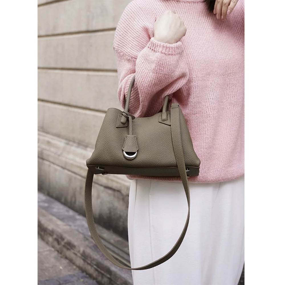 

Новая женская сумка через плечо из кожи для города, коллекция Весна 2026: универсальный дизайн, большая вместимость, модный нишевый стиль