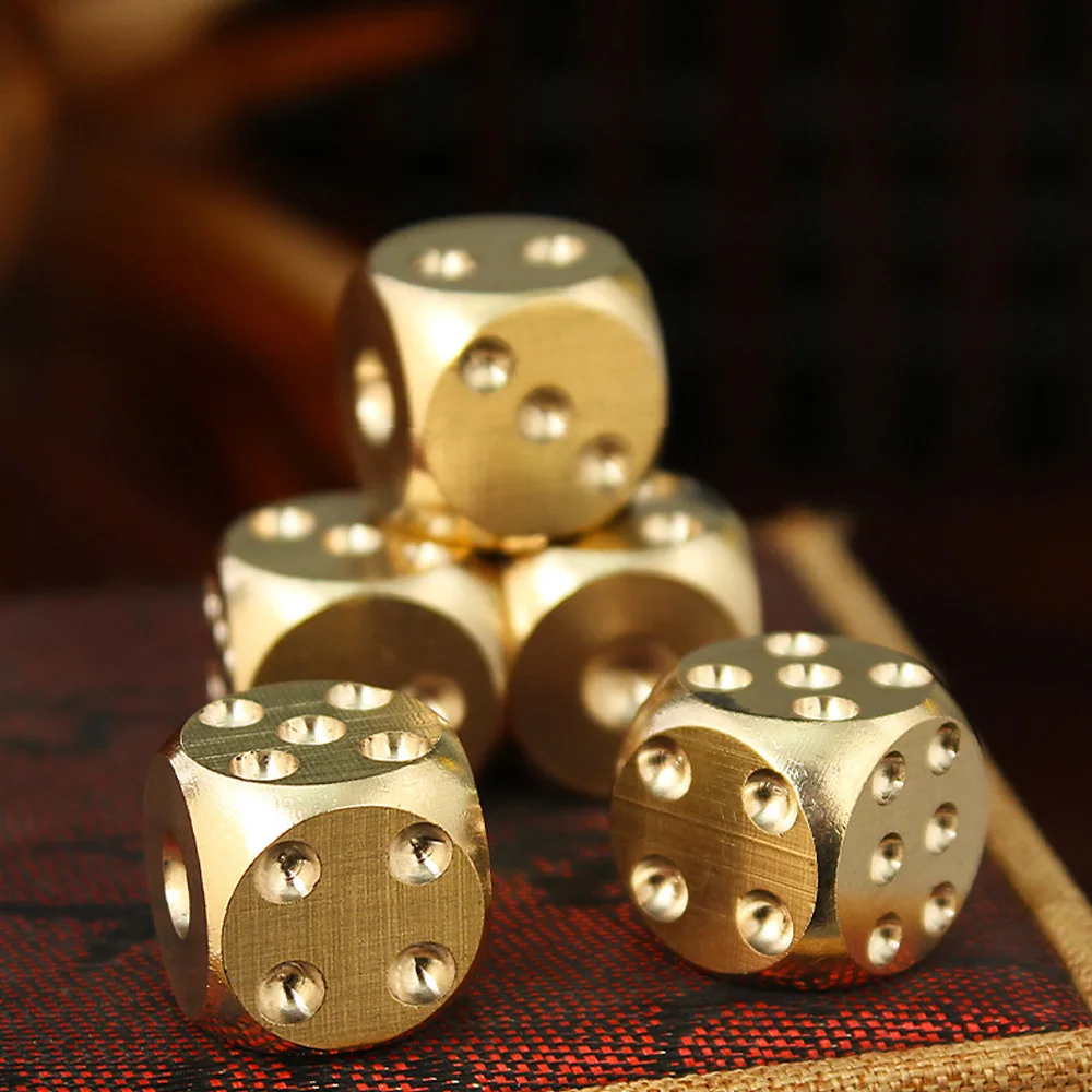 15-mm-Figuren aus massivem Messing in Würfelform mit polierten, sechsseitigen, abgerundeten Kanten für Heimbar- und Partyzubehör sowie als Tischdekoration. – Detail 5