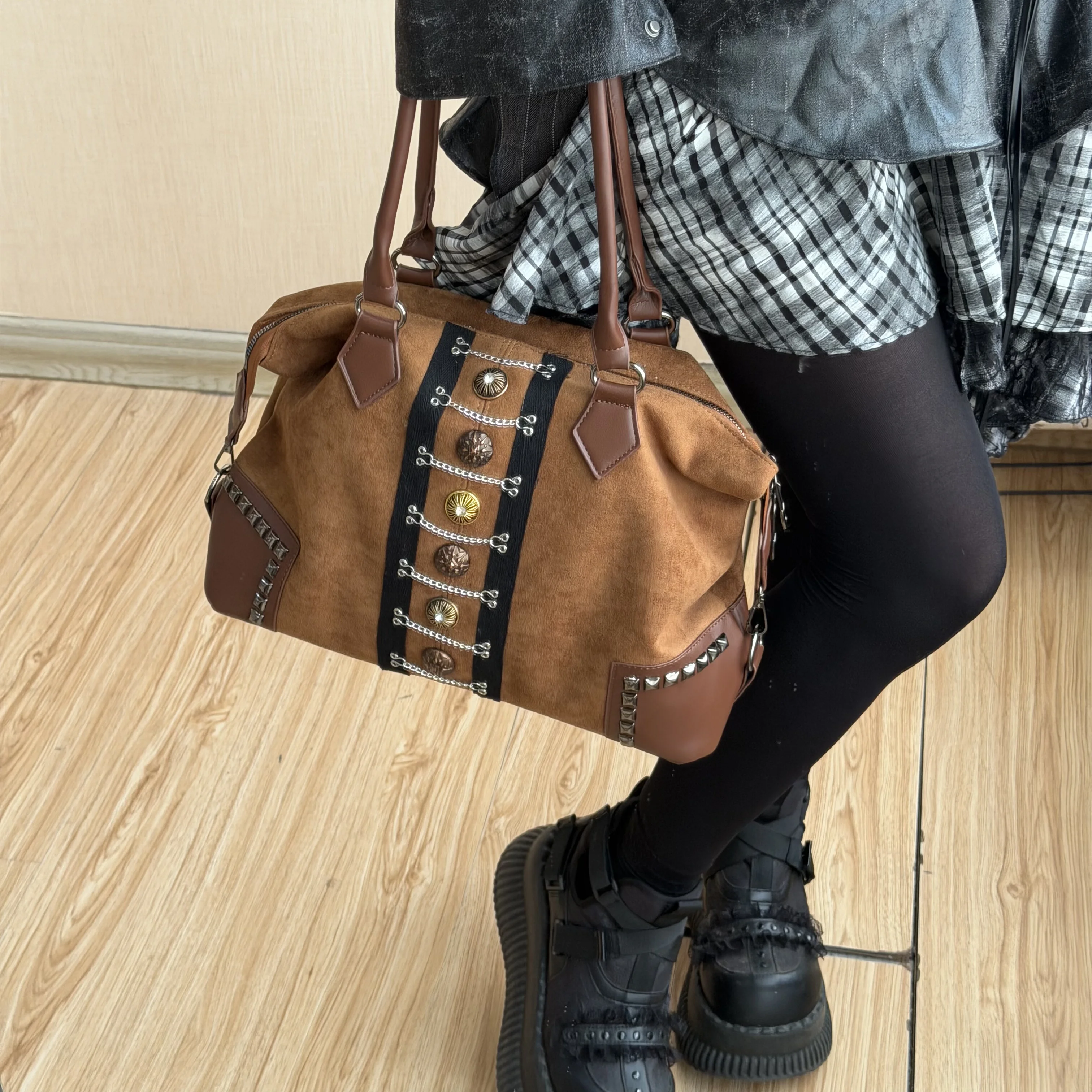Original Vintage Wildleder-Tragetasche mit Nietenknöpfen, Damen-Umhängetasche mit großem Fassungsvermögen und Kettenverzierung für Frauen – Detail 5