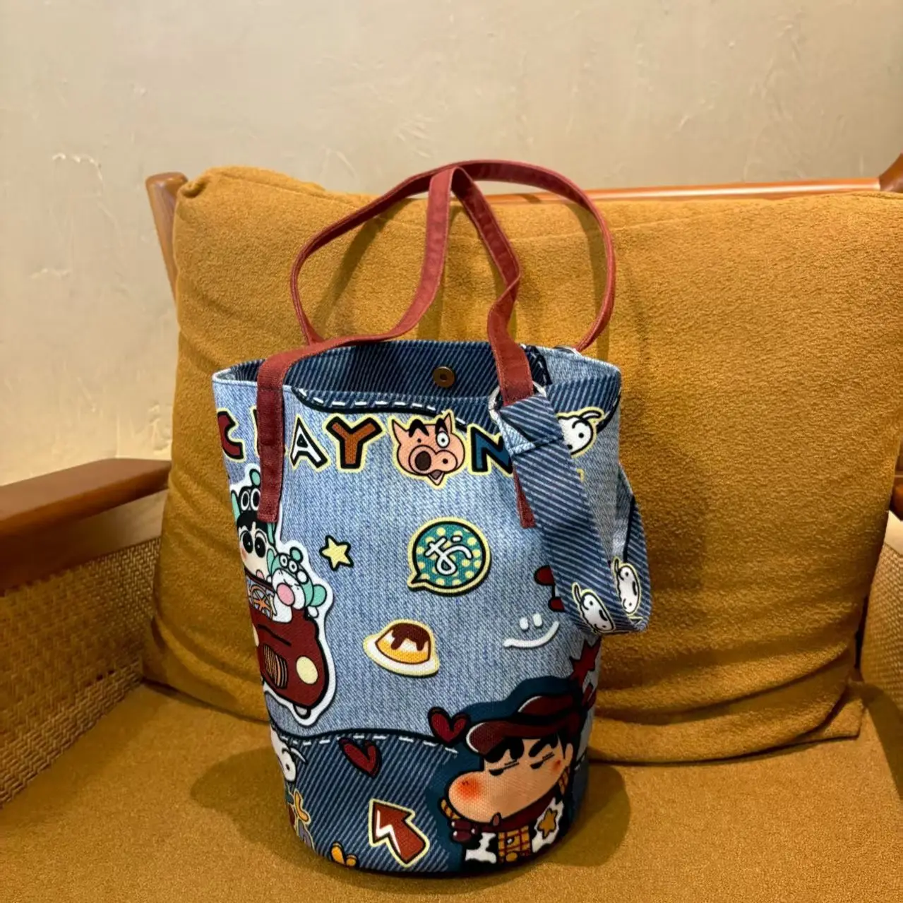 

Original and adorable handbag in the shape of a cowboy's small new water bucket. A large capacity women's bag.