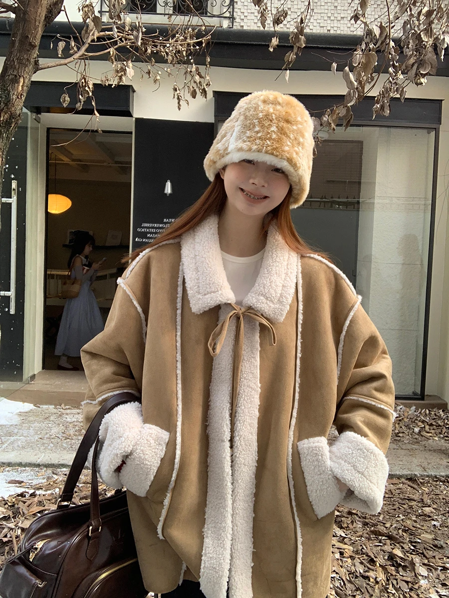 เสื้อแจ็คเก็ตหนังกลับสีแดงสำหรับผู้หญิง รุ่นฤดูใบไม้ร่วง-ฤดูหนาว แต่งขนเทียม สไตล์เกาหลี อเนกประสงค์ อุ่นสบาย ใช้เป็นเสื้อคลุมด้านนอกได้