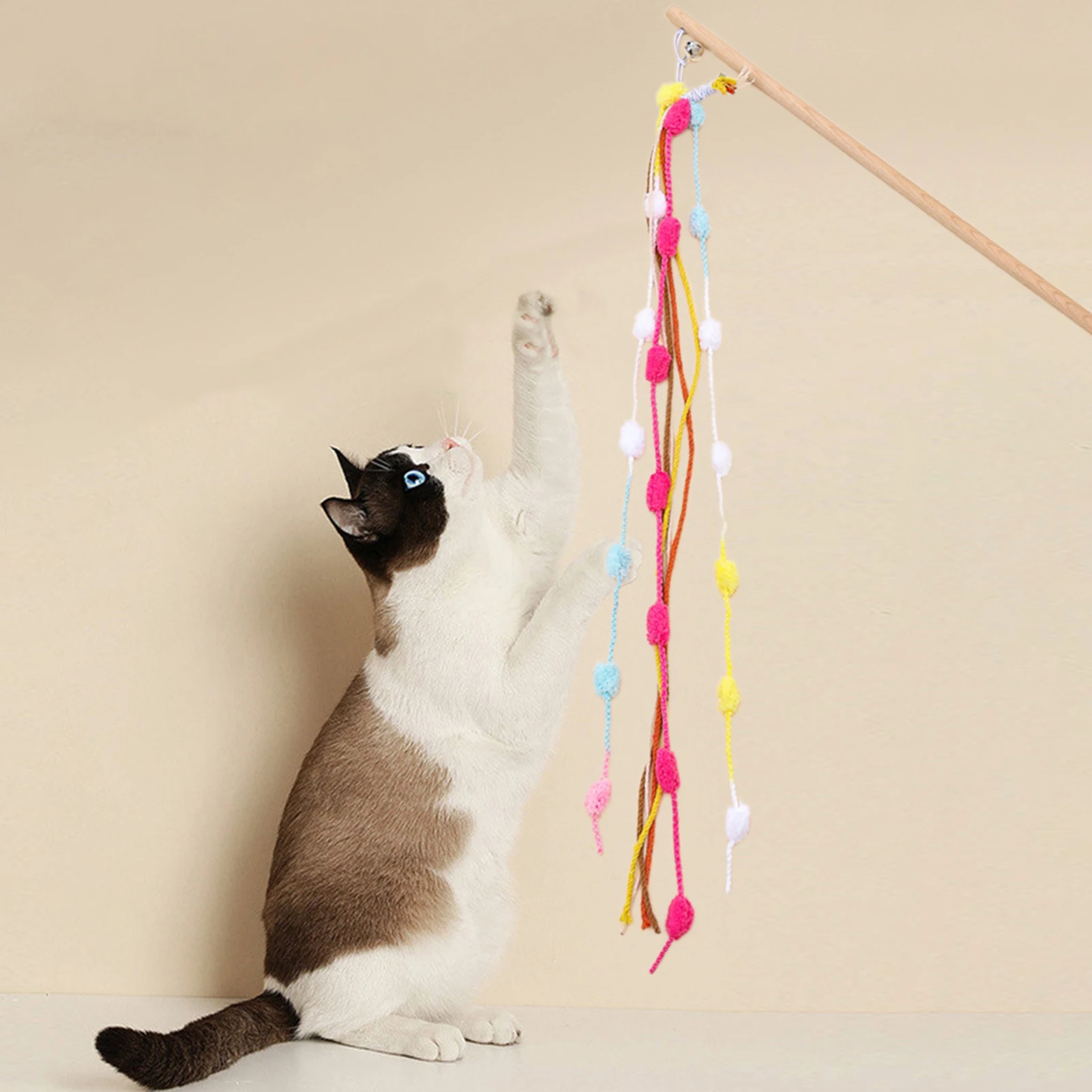 Bunter Ball-Katzen-Teaser-Zauberstab mit Glocke, langer Griff, interaktives Spielzeug für Kätzchen, sicheres, kaubeständiges Beißspiel