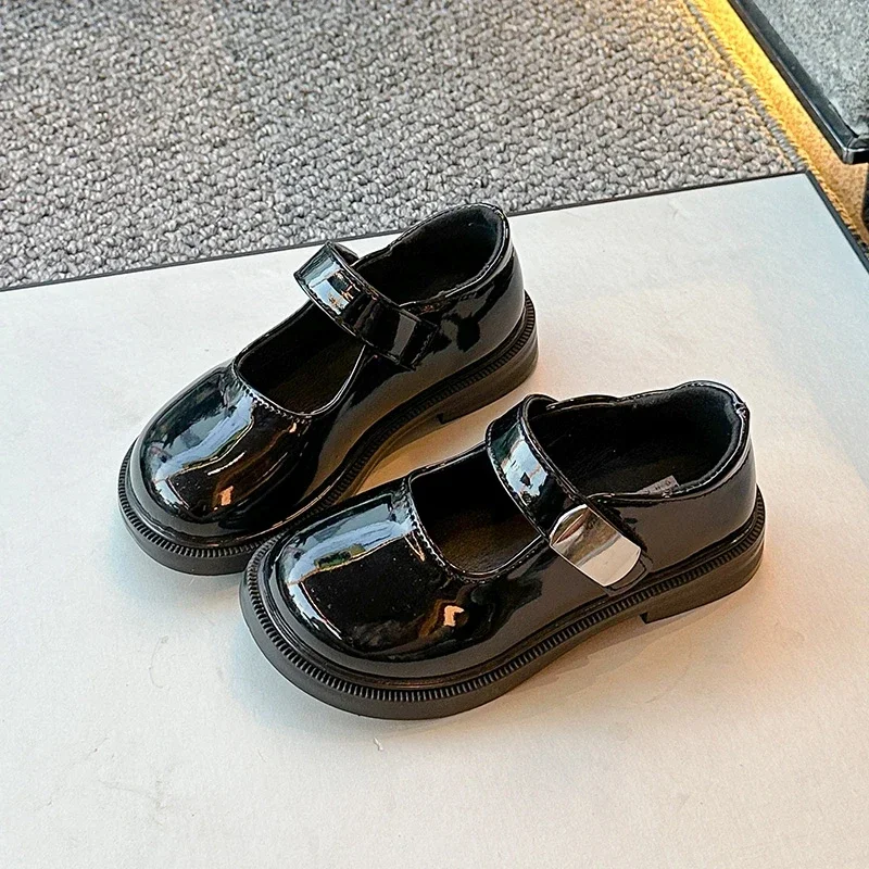 Meisjes Platte Schoenen Ronde Neus Gloss Kinderen Prinses Schoenen Met Metalen Decoratie 2024 Nieuwe Meisjes Zwarte Performance Schoenen Zachte Zool