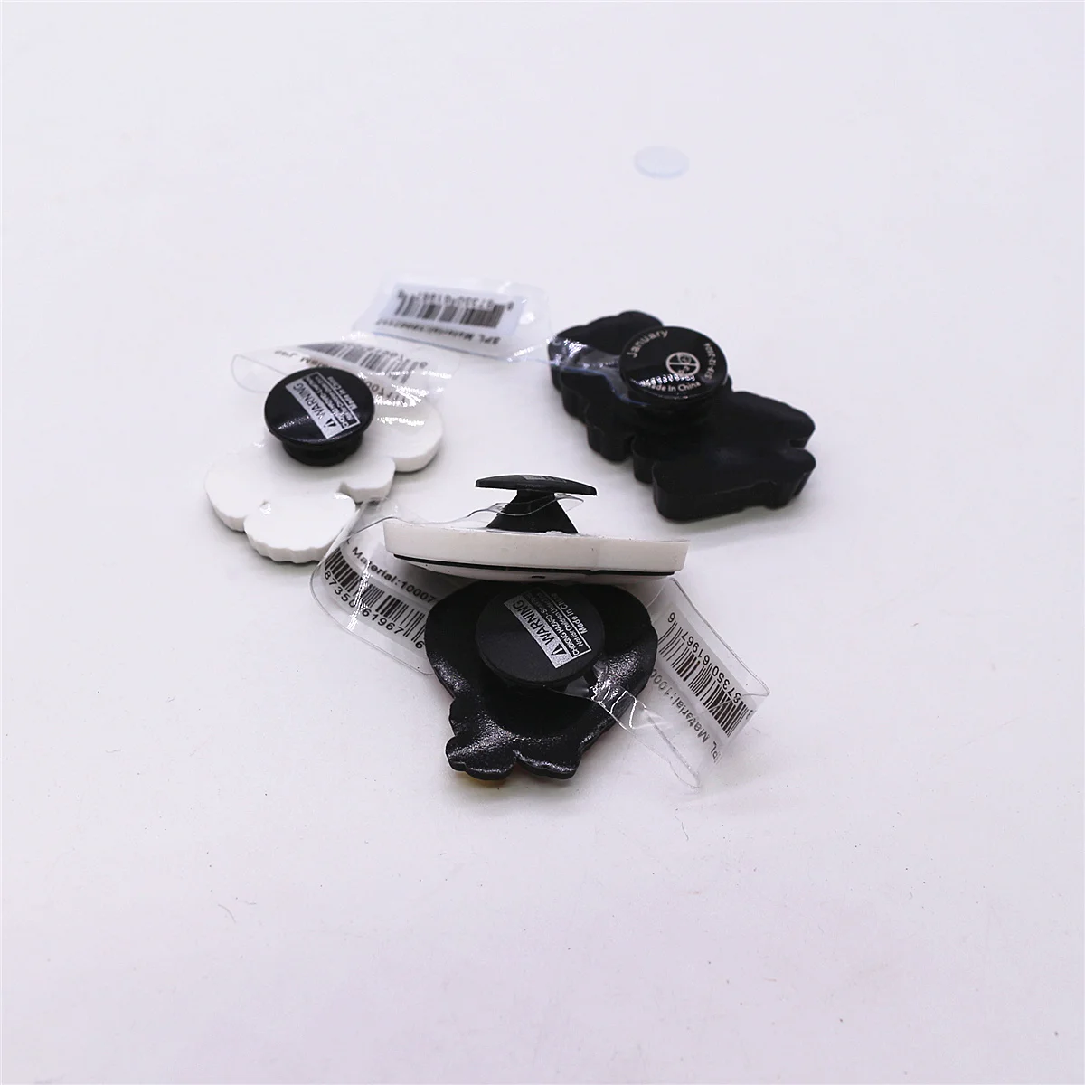 MINISO 1 قطعة حذاء سنوبي كلاسيكي سحر الزينة تسد دبوس صندل اكسسوارات صالح معصمه ظهره قلم رصاص صندوق هدايا عيد الميلاد