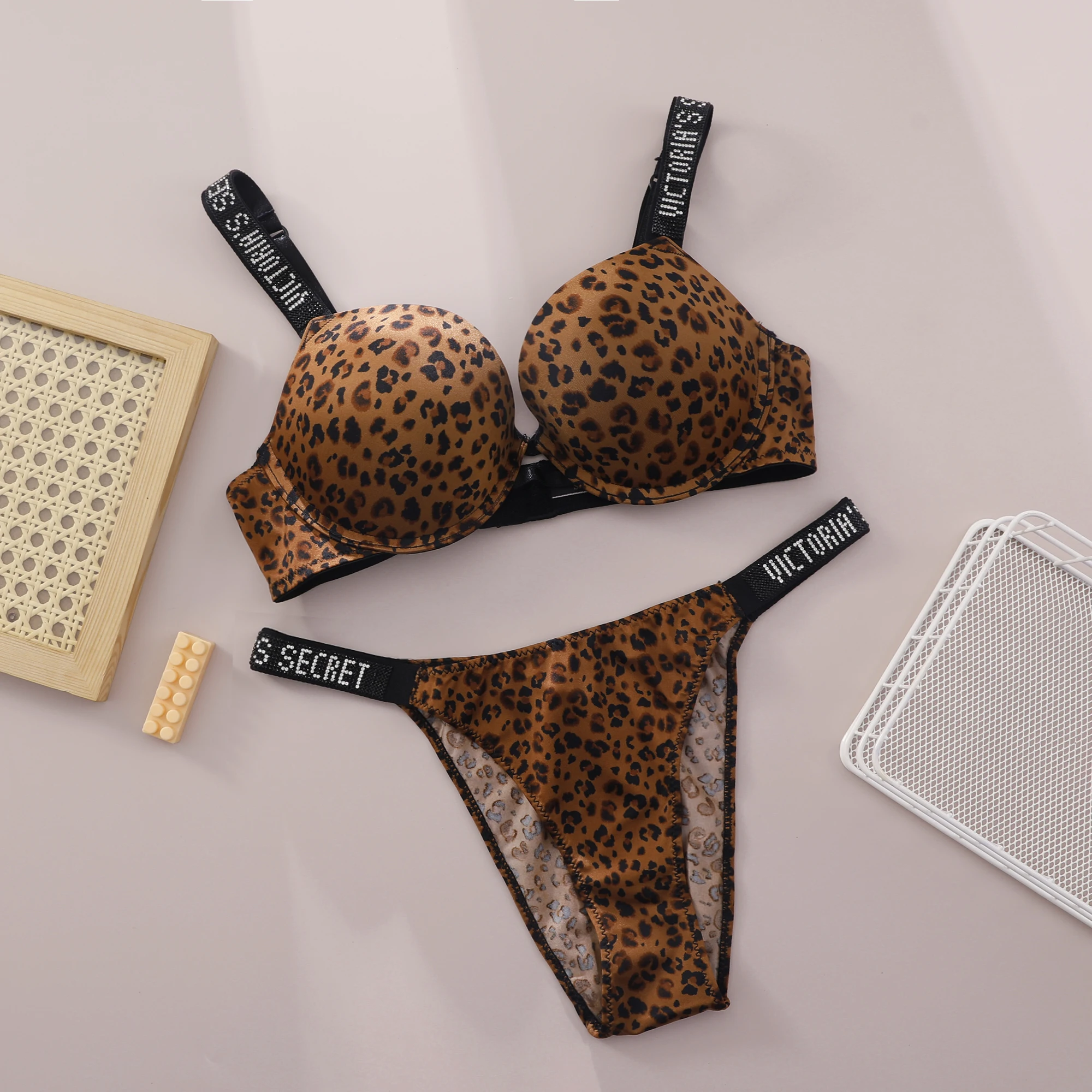 Nieuwe V-vormige kant lingerie set bh en slip dames sexy bh en slip set comfortabele push-up shapewear verstelbare gevoerde geplooide