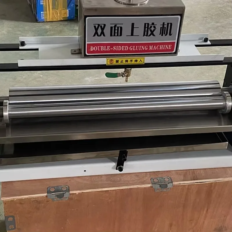 

Автоматическая машина для нанесения клея на кожу и бумагу с двусторонним покрытием