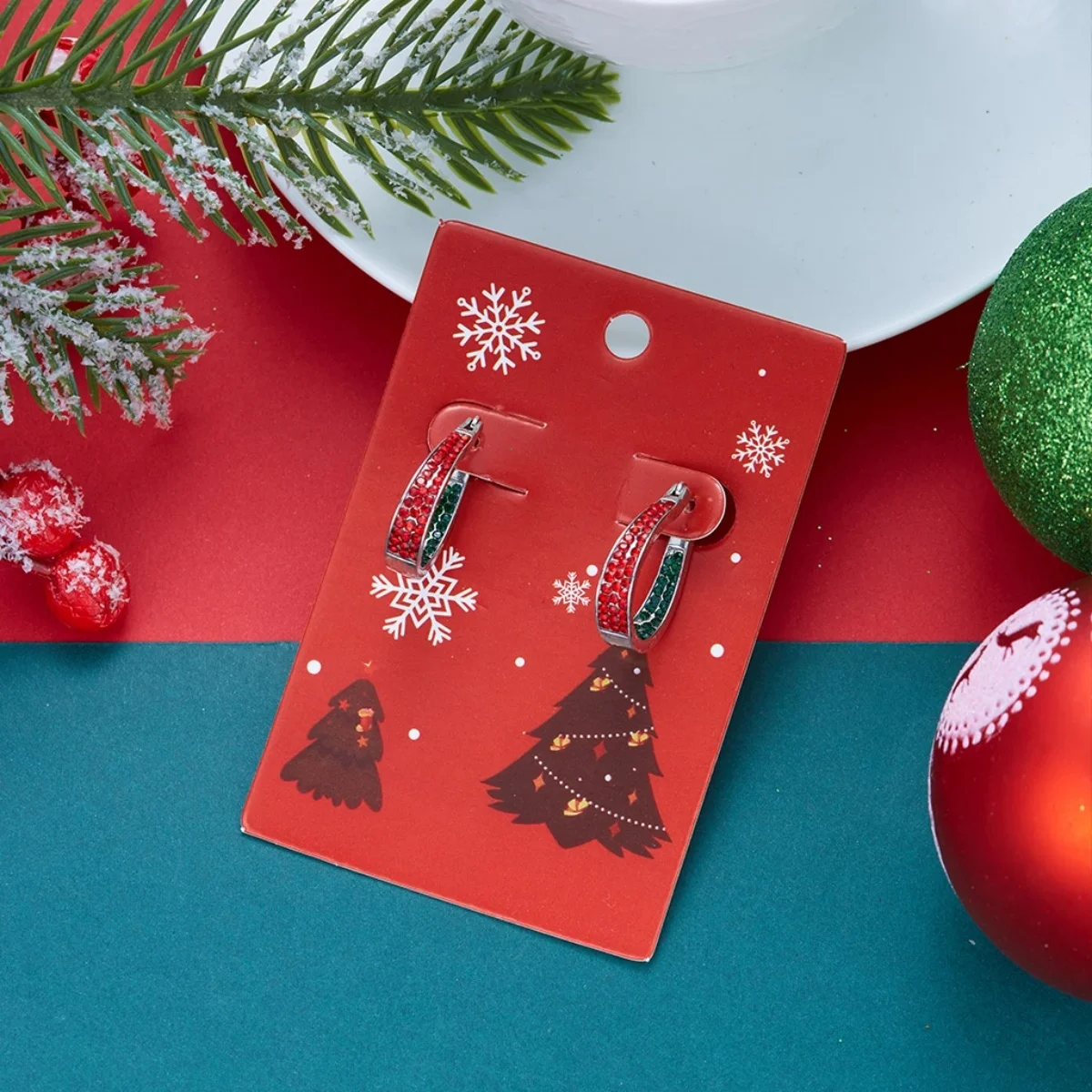 Weihnachtliche Emaille-Ohrringe mit Weihnachtsmann, älterer Dame, asymmetrischem Design, für Damen, mit Motiven von Rentier, Schneeflocke, Lebkuchenmann und Süßigkeiten, Schmuck. – Detail 29