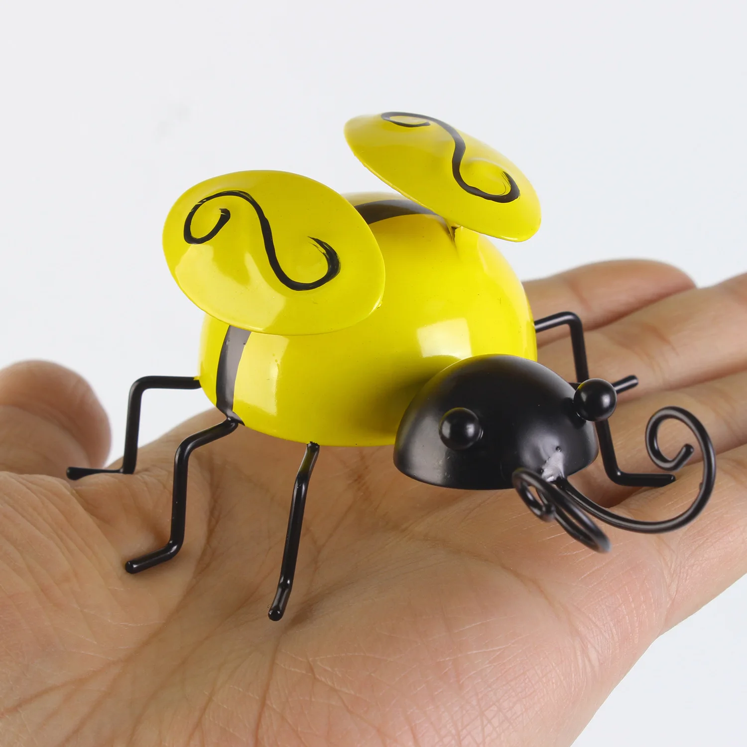 4 Piece Set Vintage Metal Bumble Bee Wall Decor Ornament for Indoor Garden Home Party Cafe Bar Collectible Gift Display