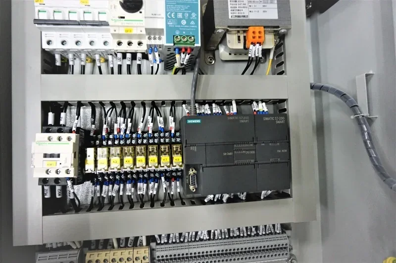 3 phase electrical distribution board for temperature and humidity control