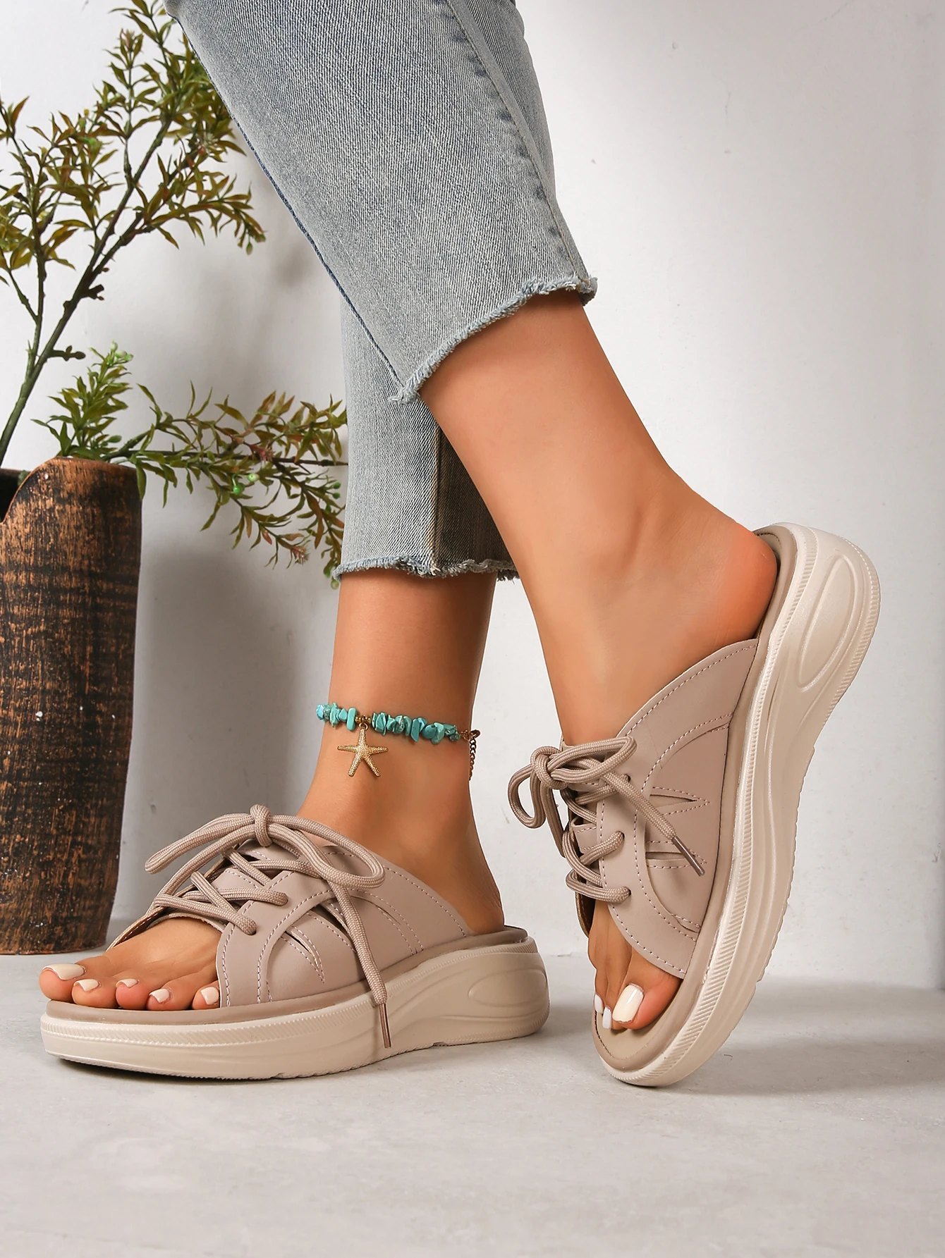 نوع جديد من النعال السفلية الإسفنجية للنساء، مريحة، غير قابلة للانزلاق، خفيفة الوزن ومريحة، مع سحب واحد