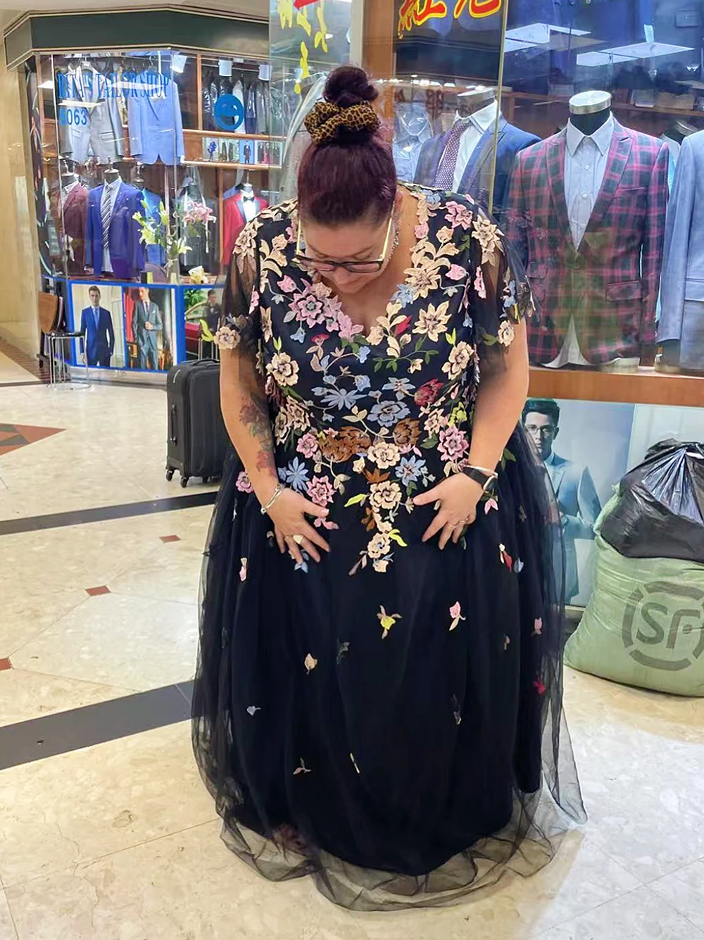 Il negozio di sartoriali personalizza la splendida gonna soffice con scollo a V blu, abito a fiori tridimensionali, abito pesante