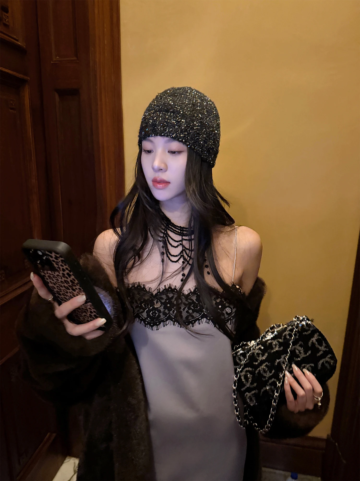 

Комплект из двух предметов: топ с кружевными вставками и юбка Aisui And More, модный женский зимний наряд с бархатными вставками