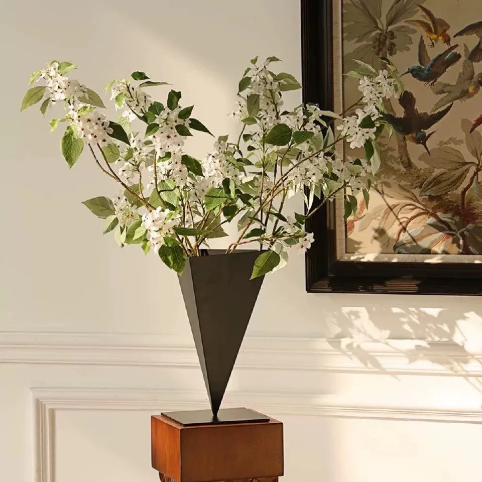 Triangular wrought iron vase ornaments, fresh flowers, hydroponics, living room entrance decorations, flower arrangements, ornam