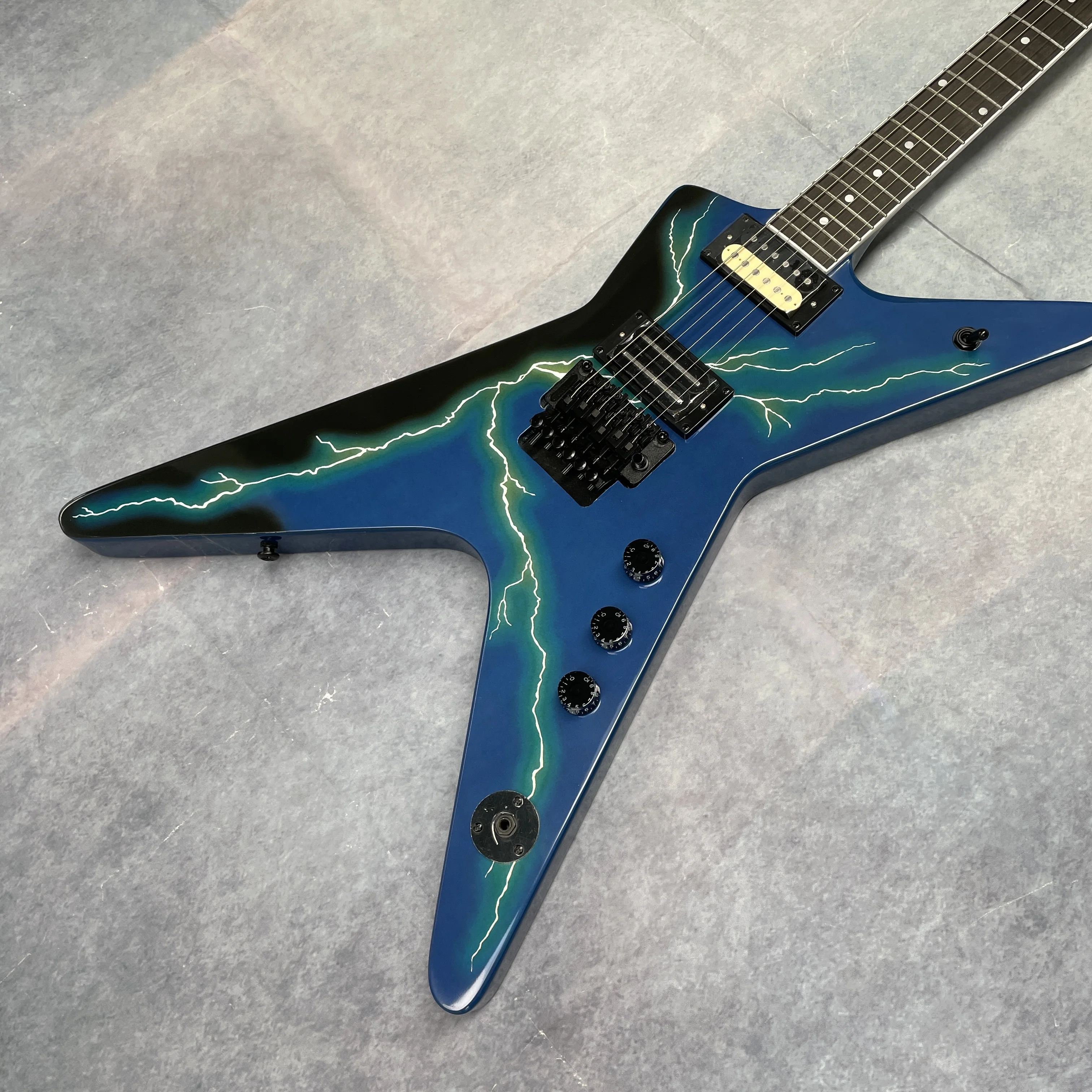 New 6-string blue electric guitar with yellow lightning paint and tremolo system guitars, a collectible performance guitarra
