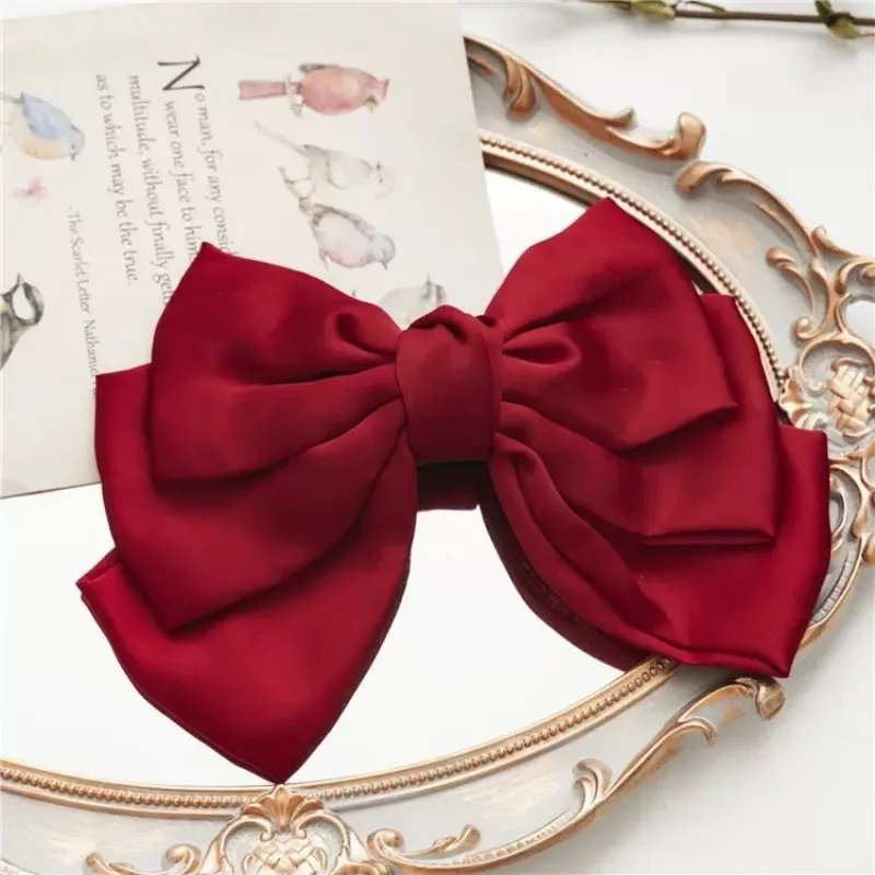 Band-Feder-Clip, Haarspange, großer Stoff, dreilagige Schleife, Haar-Accessoire für Frauen – Detail 6