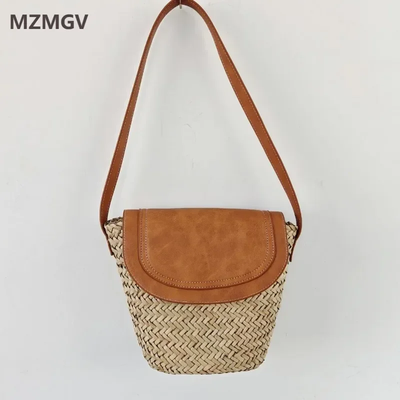 

2025 Summer Trend Straw Bag for Women Hand-woven Rattan Patchwork Pu Leather Saddle Bag Casaul Summer Beach Small Bucket Bag