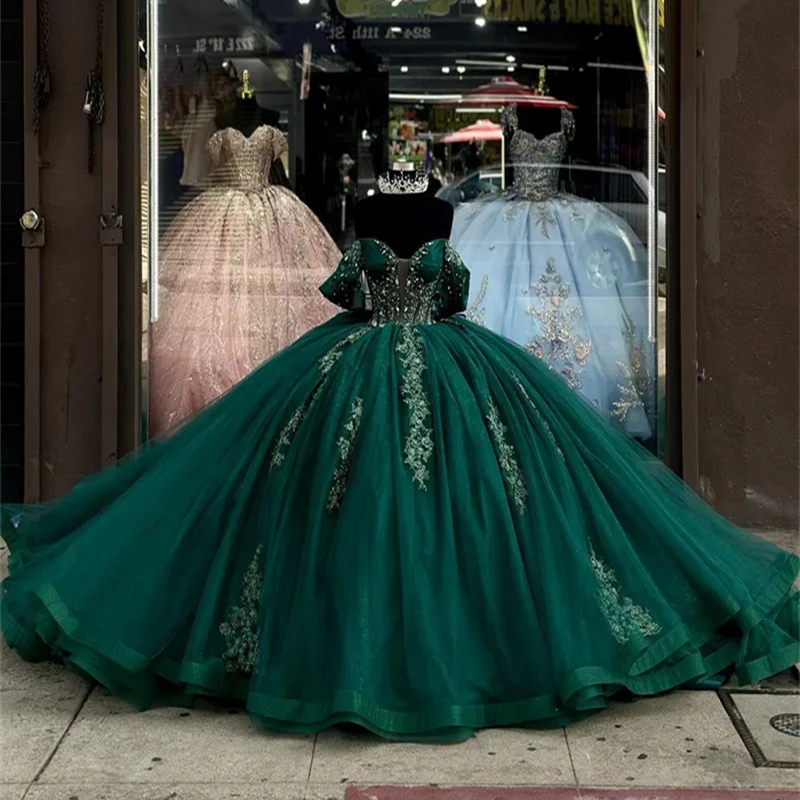 에메랄드 그린 오프 숄더 볼 가운 Quinceanera 드레스 비즈 레이스 아플리케 크리스탈 생일 파티 꽃 스위트 16 드레스
