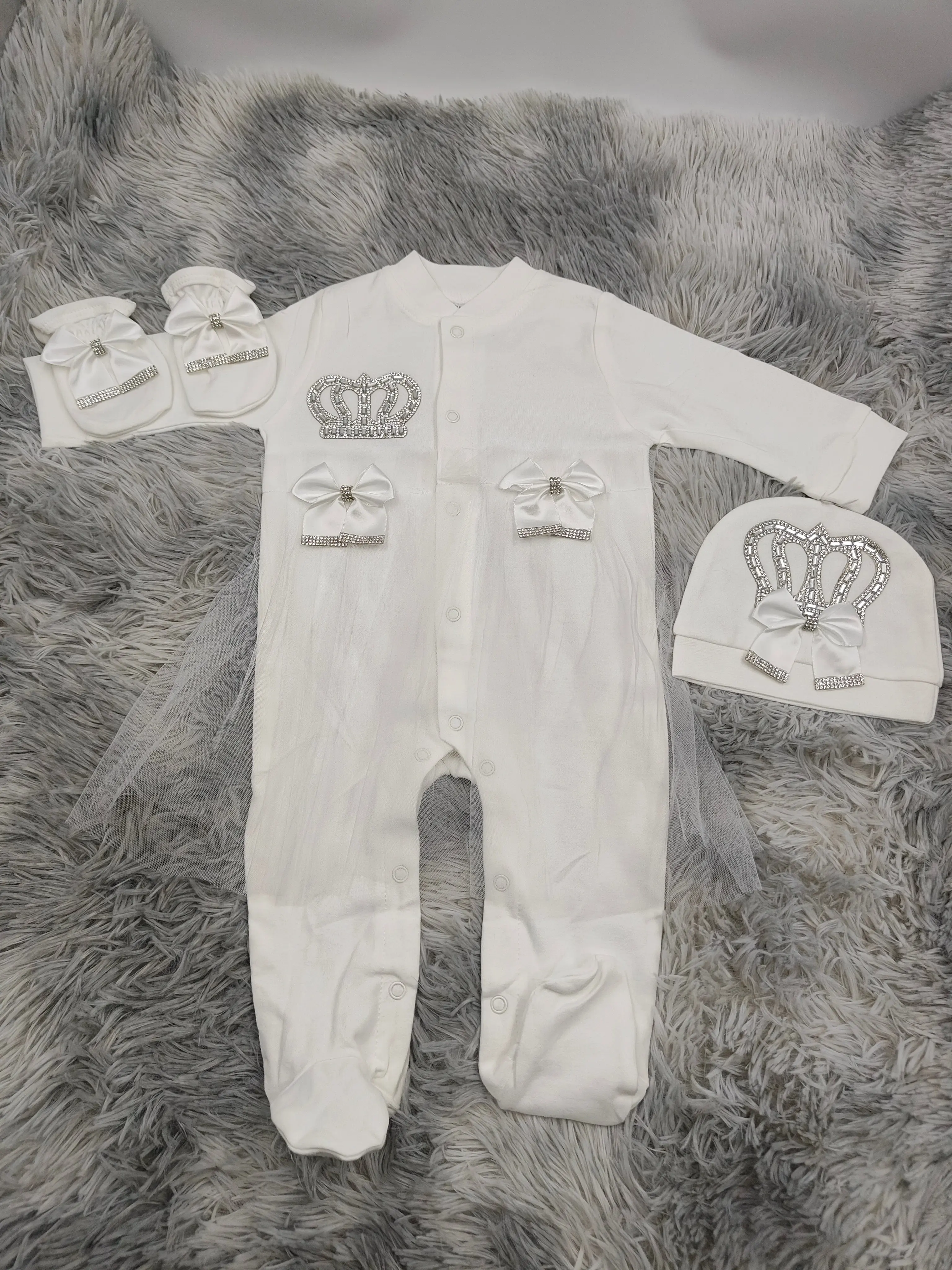 

Dollbling White Crown & Bow 3-Piece Set For 0-3-Month Baby – Customizable Name Bodysuit Pajamas Layette for Photo Holiday Gift