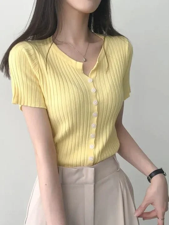 تي شيرت نسائي صيفي بأكمام قصيرة منسوجة بشكل رقيق بألوان حلوى أنيقة كورية، تصميم فضفاض ومريح، ياقة نصف مفتوحة مع أزرار.