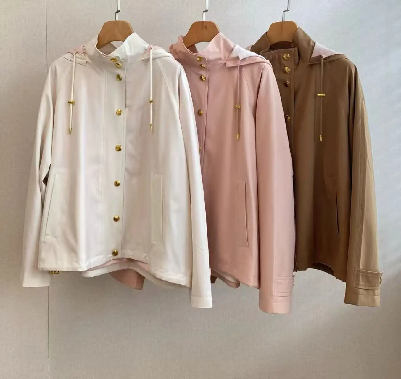 Women Detachable‑Hood Windbreaker Jacket, Gold Buttons Relaxed‑Fit Stand Collar Lightweight Windproof Casual Outerwear with Pock