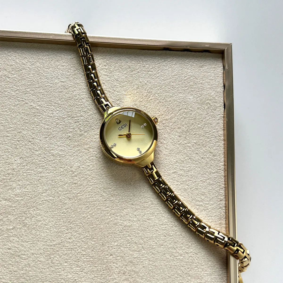 RetroAndVersatile Student Watch Small And Exquisite Quartz Bracelet Watch Fashionable Quartz Wristwatch A Perfect Gift For Women