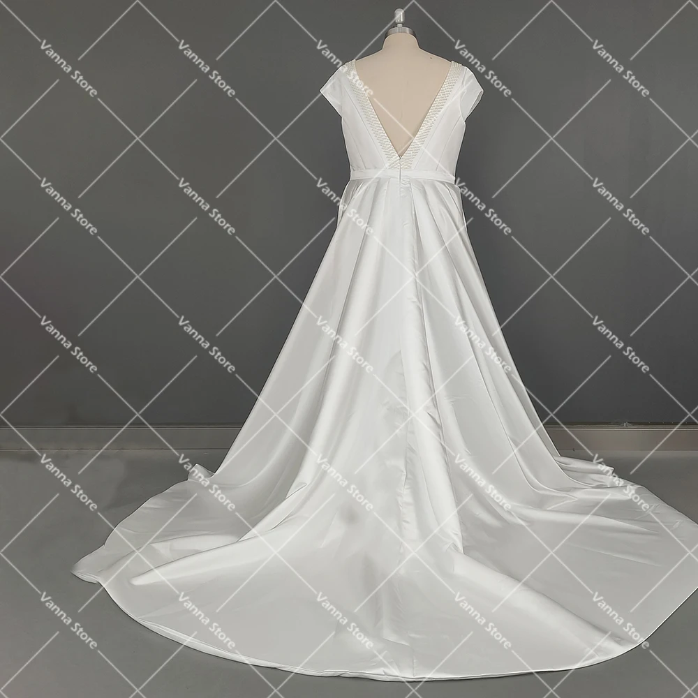 Prosta satynowa V Neck minimalistyczna suknia ślubna 2021 Backless elegancka biała suknia ślubna wyszywana koralikami Plus rozmiar Vestido De Noiva