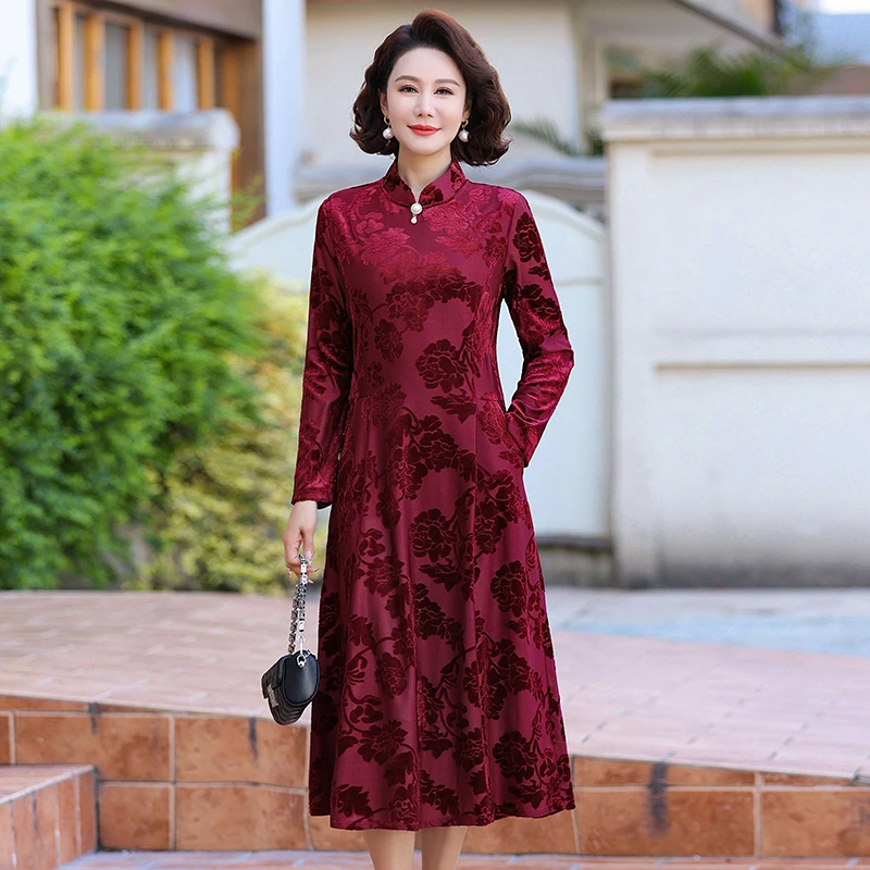 Abito lungo cheongsam in velluto dorato primaverile e autunnale Temperamento da donna Abiti da sera rossi sottili Abiti da madre in velluto