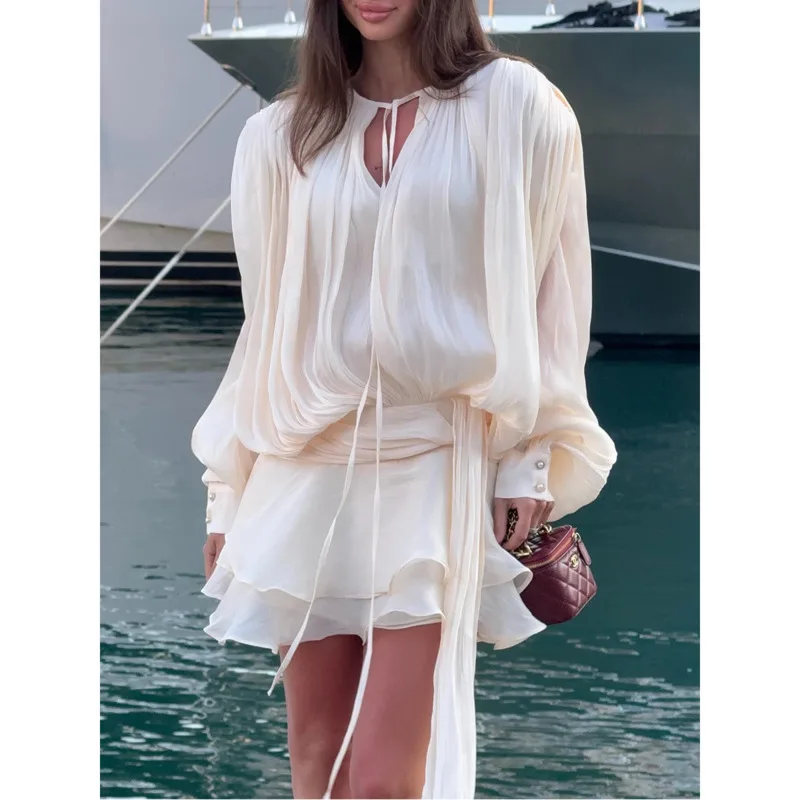 فستان قصير أنيق مكشكش بأربطة للنساء 2025 فستان حفلات مطوي بأكمام واسعة ورقبة مستديرة بلون سادة ملابس للإجازات جديد