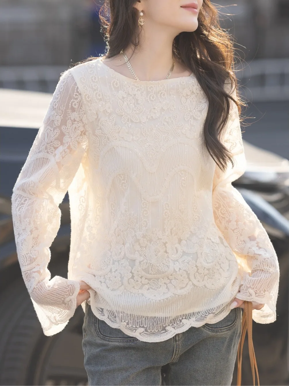 

Новая женская блузка с длинным рукавом и круглым вырезом, с кружевной вышивкой, для весны и осени, в нежном стиле, красивый топ
