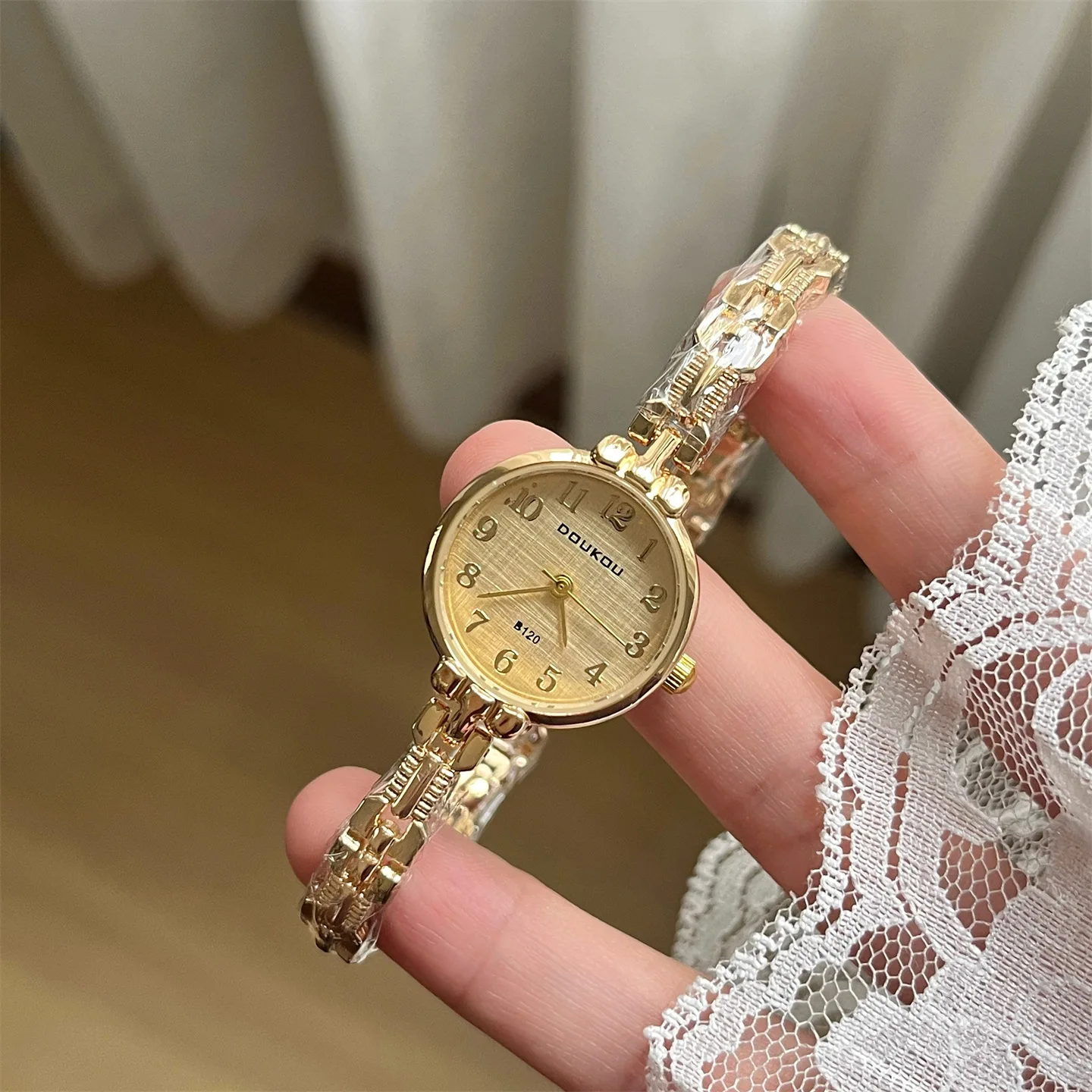 2026 new round small dial exquisite watch high-end bracelet watch female student stainless steel metal quartz watch gift