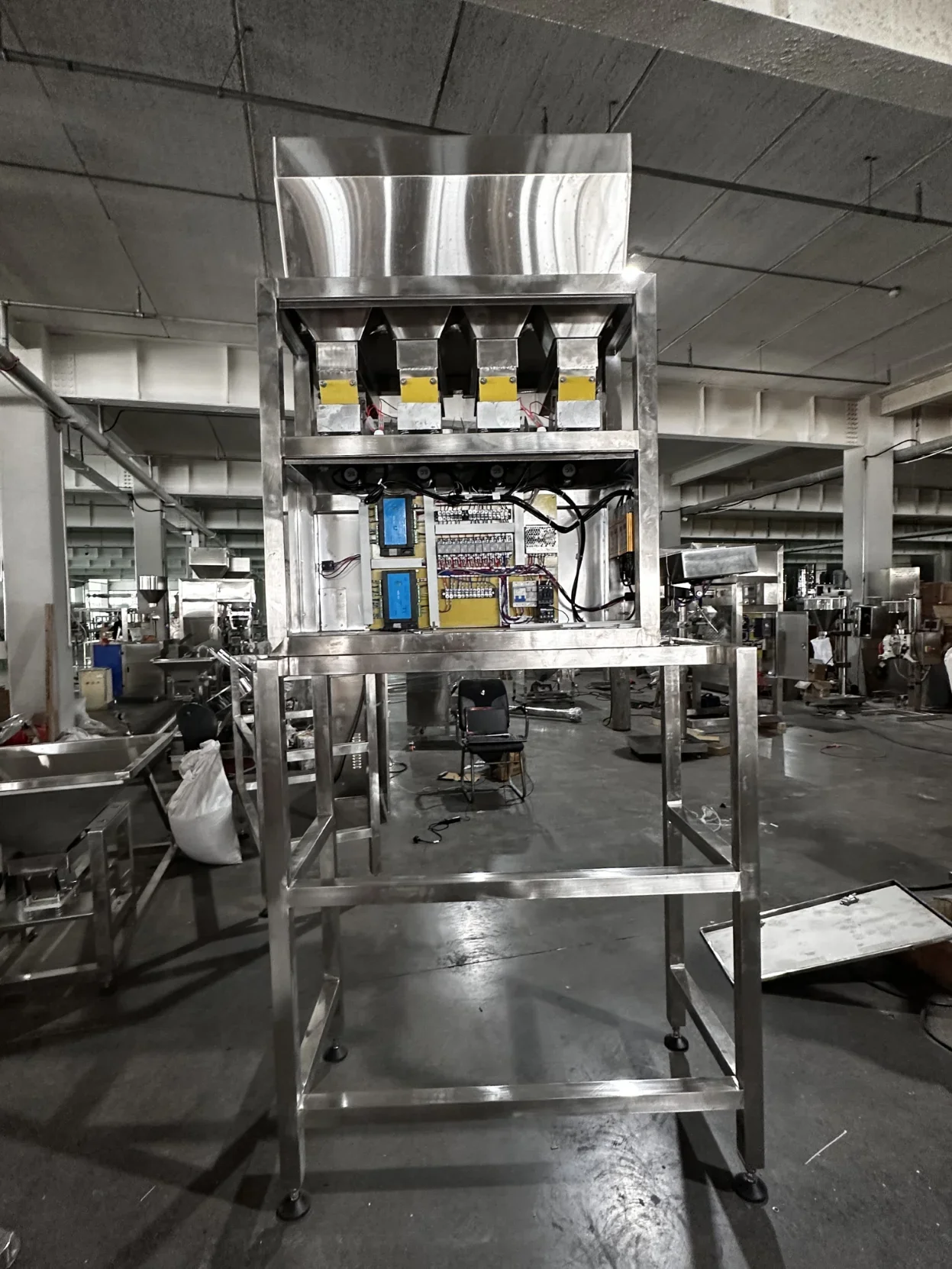 Four-head weighing automatic quantitative filling machine packaging machine for food