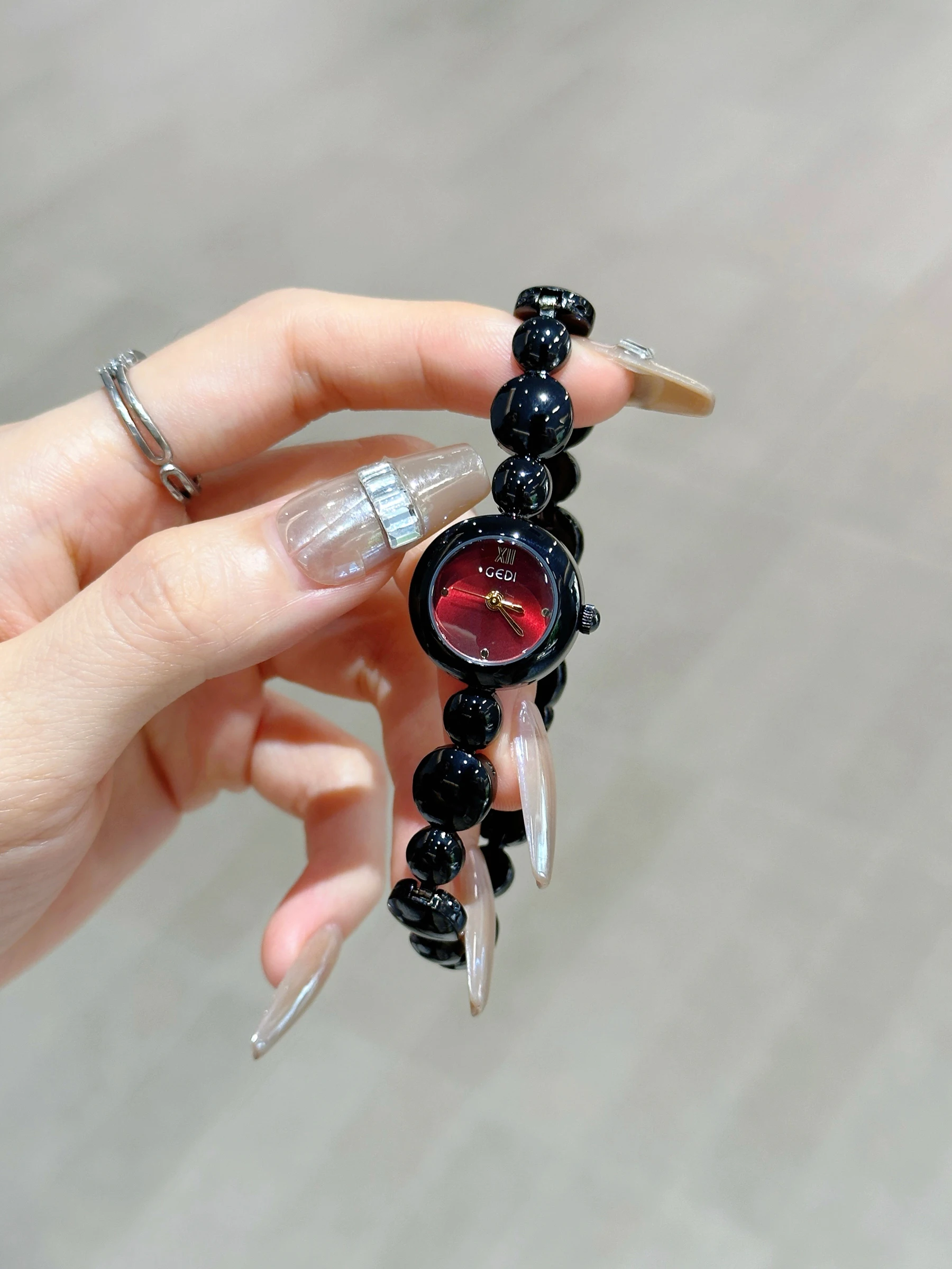 ساعة عصرية بسيطة بقرص صغير للنساء 2025 ساعة جديدة فاخرة وخفيفة الوزن للسيدات بسوار راقي ساعة نسائية فاخرة #2