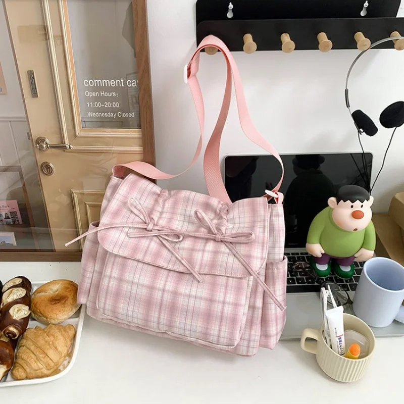 

Sophisticated Women Leather Handbag With Turn Lock Closure And Double Strap Options Available