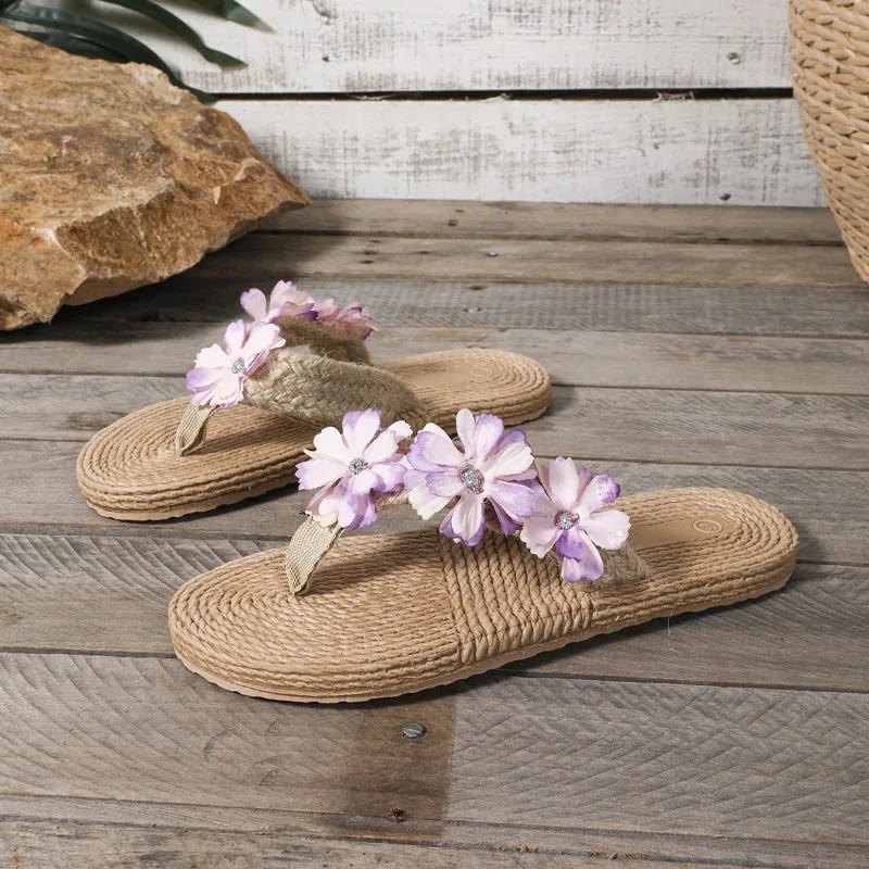 

Модные женские тапочки на плоской подошве с цветочным декором, лето 2024, удобные уличные пляжные шлепанцы, шлепанцы