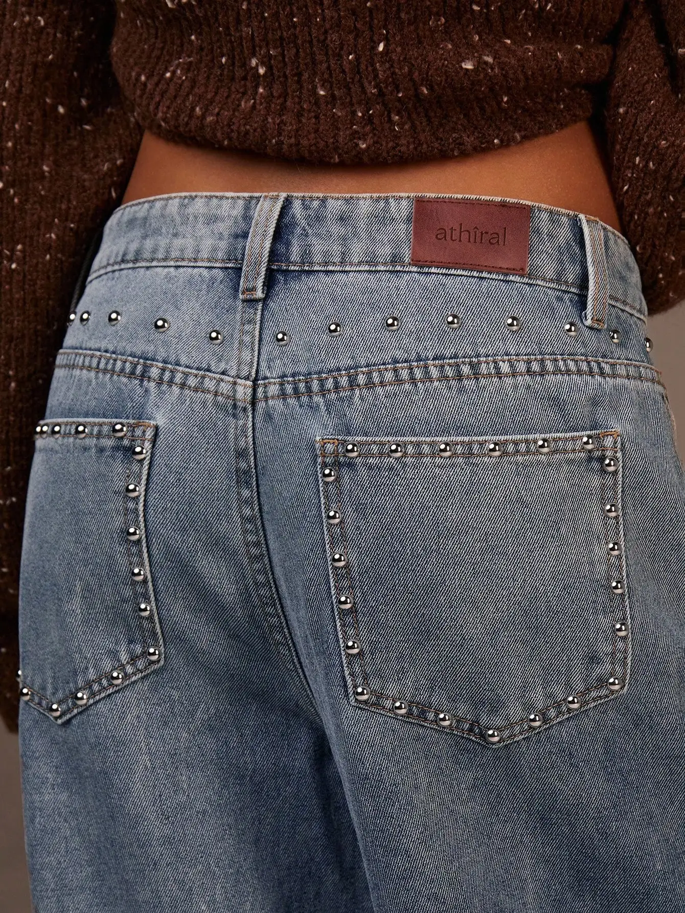 

Женские джинсы с широкими штанинами светлого цвета с металлическими заклепками на задних карманах, высокая талия, деним для уличного стиля и повседневной носки