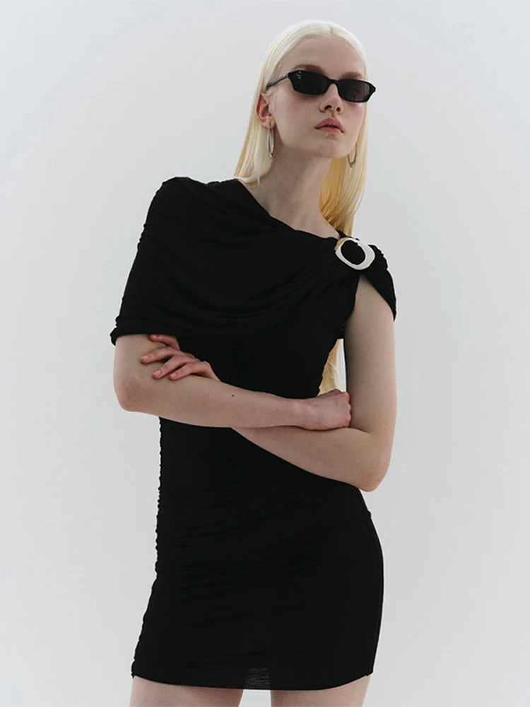 Sukienka mini damska, krótka, dopasowana, z metalową klamrą szala, plisowana, bez rękawów, w jednolitym kolorze, elegancka, seksowna, modna, nowa kolekcja letnia.