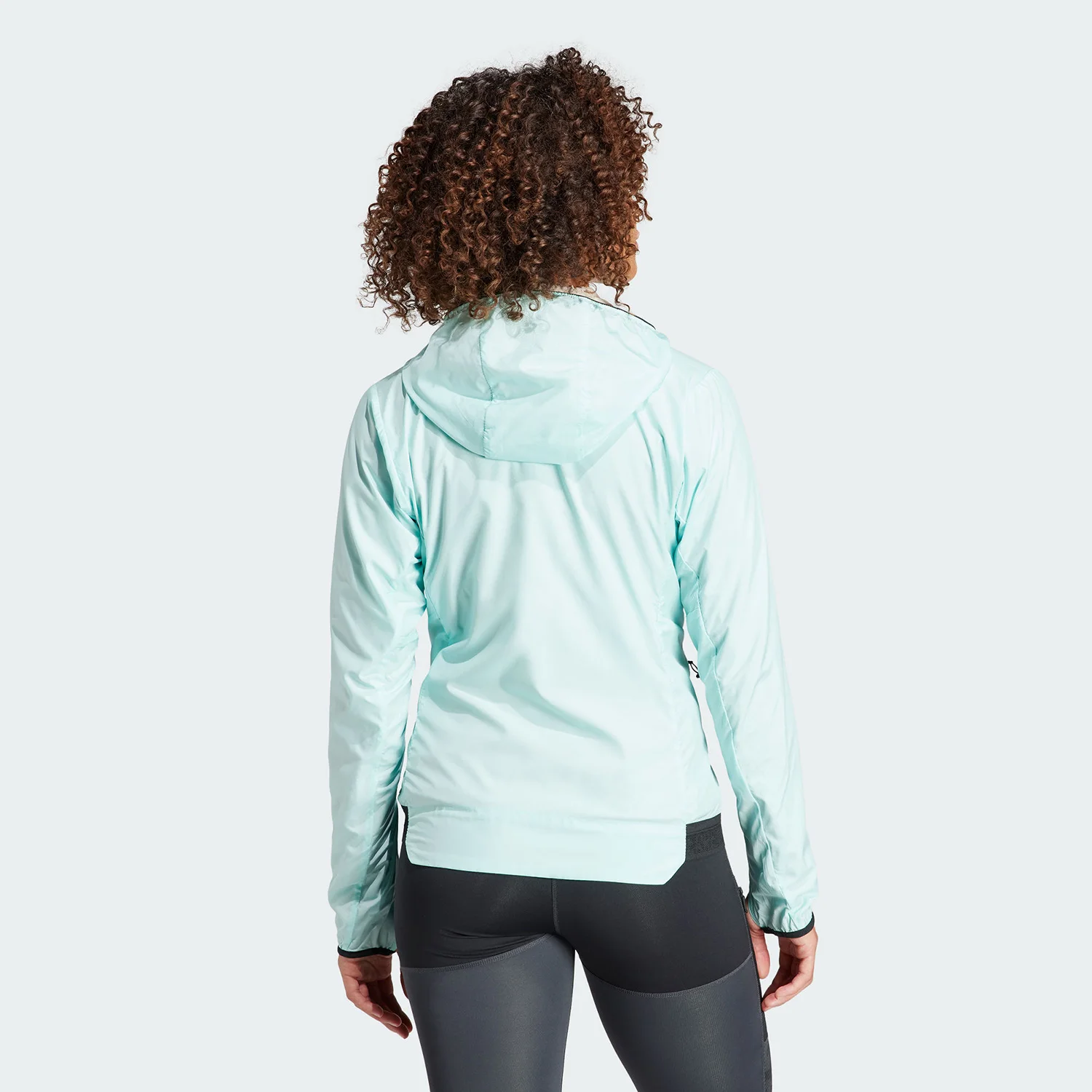 سترة Adidas الرسمية النسائية الجديدة المقاومة للرياح للجري HZ5317